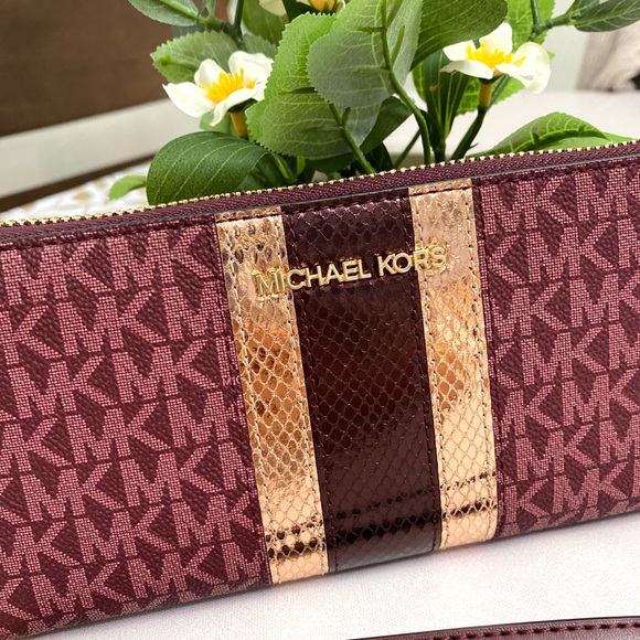 Michael Kors Logo Stripe Continental Wristlet - Picture 2 of 8